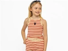 Pige med rødstribet tank top fra THE NEW med moerkeblåt broderet hjerte forfra